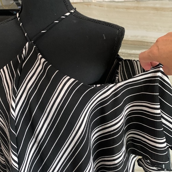 Cal’s Cold Shoulder Striped Blouse Size S (338)‎ - Picture 4 of 11